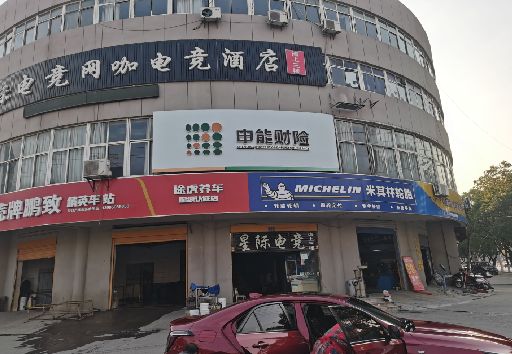 田东发光字招牌安装流程。