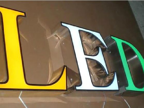 田东介绍LED招牌的基础知识。